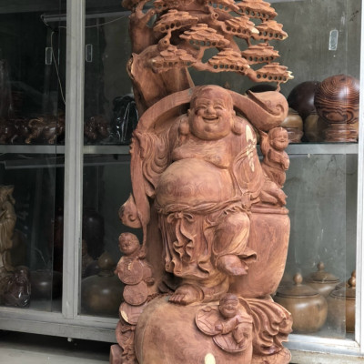 TƯỢNG PHẬT DI LẶC ĐỨNG DƯỚI GỐC CÂY TÙNG BẰNG GỖ TRẮC KT CAO 110×46×35CM