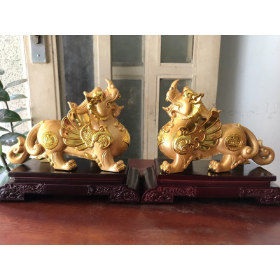 Cặp Tỳ Hưu Phong Thủy Màu Vàng Mới đê gỗ Size Dài 22cm x Cao 19cm x Sâu 10,5cm Công dụng thu tài hút lộc Anh Chị trưng phòng khách trên bàn công ty, nhà, bàn thờ thần tài hợp mệnh Kim mệnh Thổ mệnh Thủy ạ