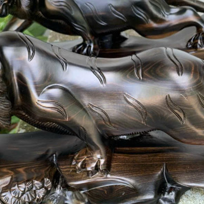 Tượng con hổ phong thủy bằng gỗ mun hoa kt 40cm 