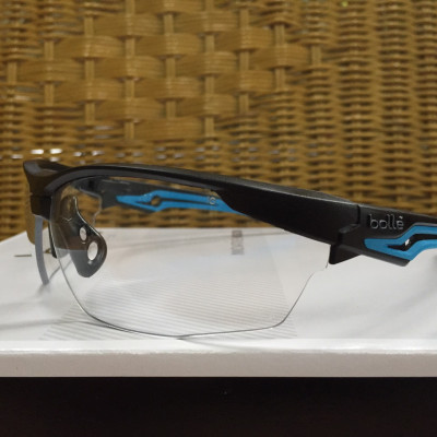 KÍNH BẢO HỘ BOLLE TRYON, Lớp phủ Platinum có khả năng chống xước cao, chống lại các hóa chất mạnh nhất và làm chậm sự xuất hiện của sương mù.  Bảo vệ 99,9% tia UVA/UVB