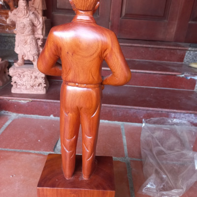 Tượng đại tướng võ nguyên giáp bằng gỗ hương đá kt 30×11×7cm