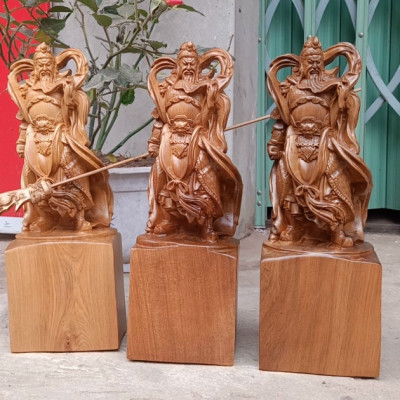 Tượng quan công cầm đao trấn ải bằng gỗ bách xanh thơm nức kt cao 30×10×9cm 