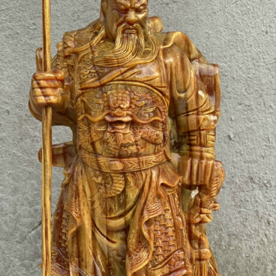 Tượng quan công đứng trên đầu hổ phù bằng gỗ huyết long kt cao 40 