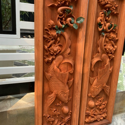Tranh điêu khắc tích  lý ngư vọng nguyệt bằng gỗ hương đỏ đang là mộc kt 37×100×4cm