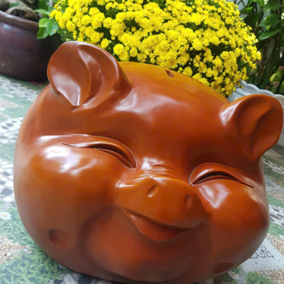 Tượng Đầu Heo Gỗ Gõ 40cm màu đỏ mặt vui vẻ tươi cười híp mắt biểu tượng sự may mắn giàu sang phú quý anh chị trưng phòng khách nhà công ty đẹp phía trên có chỗ để ống ạ sáng ra nhìn đầu heo vui tươi cả ngày năng lượng tài lộc vào ạ