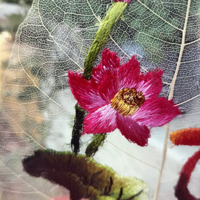 Tranh thêu tay trên lá bồ đề Sinh Dược, tranh thêu chữ TÂM thư pháp kèm khung gỗ - Tranh lưu niệm, quà tặng để bàn, Xương lá bồ đề thêu hoa /Handmade Embroidered art on Bodhi leaf