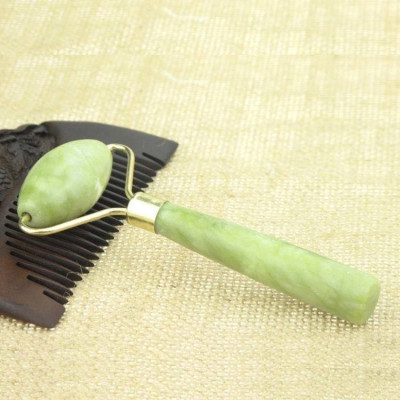 Con lăn cẩm thạch thoa kem , massage mặt se khít lỗ chân lông ,lưu thông máu giảm các nếp nhăn trên da mặt , giúp massage thư giãn phù hợp với người bận rộn an toàn và tiện lợi 