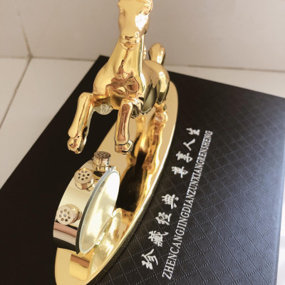 Tượng ngựa mạ vàng có vòng tròn pha lê đựng nước hoa trang trí không gian xe hơi, bàn làm việc