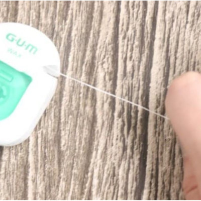 Chỉ nha khoa Sunstar Gum 40m, chế tác từ bọt biển kết hợp với Floss Nylon mềm mại và bền dai, an toàn khi sử dụng - nội địa Nhật Bản