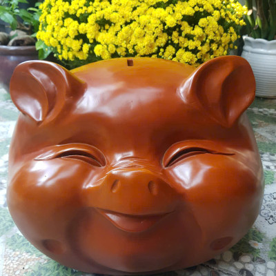 Tượng Đầu Heo Gỗ Gõ 40cm màu đỏ mặt vui vẻ tươi cười híp mắt biểu tượng sự may mắn giàu sang phú quý anh chị trưng phòng khách nhà công ty đẹp phía trên có chỗ để ống ạ sáng ra nhìn đầu heo vui tươi cả ngày năng lượng tài lộc vào ạ