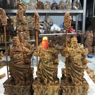 Tượng quan công đứng trên đầu hổ phù bằng gỗ huyết long kt cao 40 