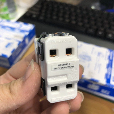 Công tắc D Panasonic WEV-5033-7SW (2 cực) dòng Wide có đèn báo - Hàng chính hãng