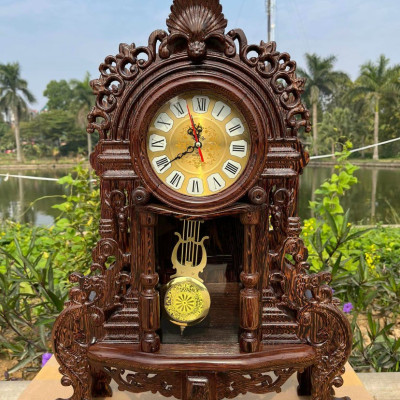 Đồng hồ quả lắc để bàn tân cổ điển bằng gỗ mun đuôi công kt cao 70×45×15cm và đế cao 15×52×29cm