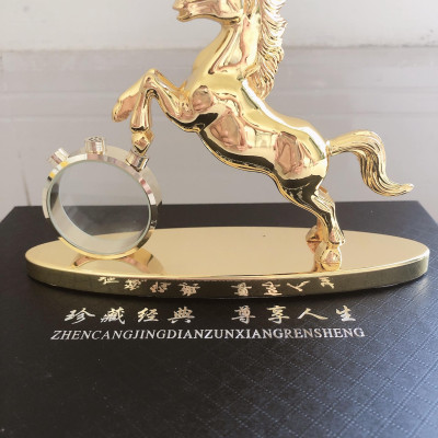 Tượng ngựa mạ vàng có vòng tròn pha lê đựng nước hoa trang trí không gian xe hơi, bàn làm việc