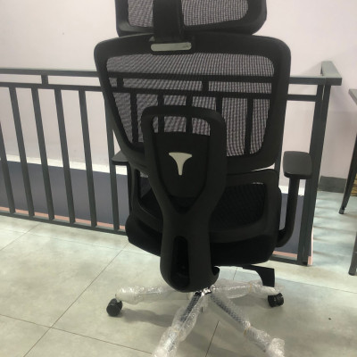 Ghế công thái học CM4527-M Nội thất Capta Ghế xoay văn phòng lưng lưới có tựa đầu bảo vệ cột sống nệm ngồi bọc vải có khung và tay nhựa chữ T 