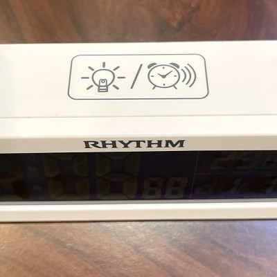 Đồng hồ để bàn báo thức Rhythm LCT107NR03 – KT 14.8 x 5.7 x 4.7cm / 132g. Vỏ nhựa. Dùng Pin