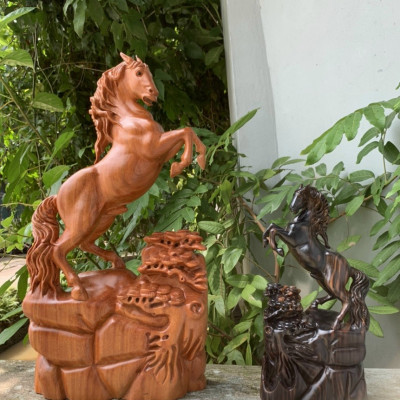 Tượng con ngựa phong thủy bằng gỗ mun kt cao 30cm
