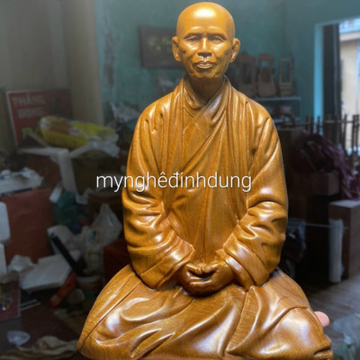 TƯỢNG THIỄN SU THÍCH NHAT HẠNH BẰNG GỖ BÁCH XANH THƠM NỨC KT CAO 20×11.5CM