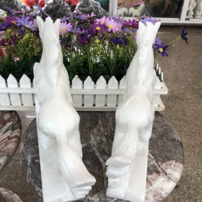 Tượng Cặp Ngựa phi phong thủy rước công danh tài lộc đá cẩm thạch trắng trang trí phòng khách, bàn làm việc - Dài 28 cm