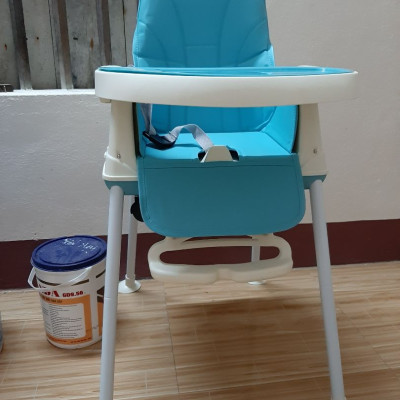 Ghế ăn dặm gấp gọn có đệm và bánh xe, Màu Xanh Bé trai tặng 1 thìa ăn và 1 gói khăn sữa cao cấp