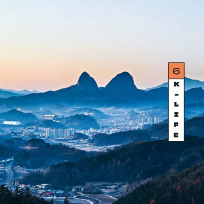 Sách - K Culture - K-pop, Cuisine, On Screen, And More - Celebrating The Korean W by Simon Clair (UK edition, Hardcover)