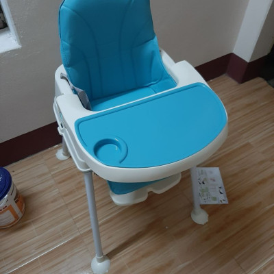 Ghế ăn dặm gấp gọn có đệm và bánh xe, Màu Xanh Bé trai tặng 1 thìa ăn và 1 gói khăn sữa cao cấp