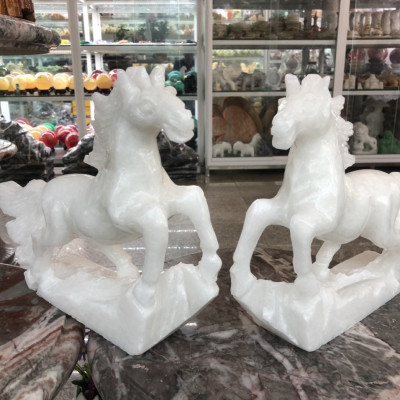 Tượng Cặp Ngựa phi phong thủy rước công danh tài lộc đá cẩm thạch trắng trang trí phòng khách, bàn làm việc - Dài 28 cm