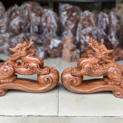 Cập tượng tỳ hưu phong thủ hút tài lộc bằng gỗ hương đá kt 20×17×8.5cm