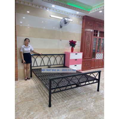 Giường sắt mỹ nghệ đan chéo nhiều kích thước, tháo lắp dễ dàng