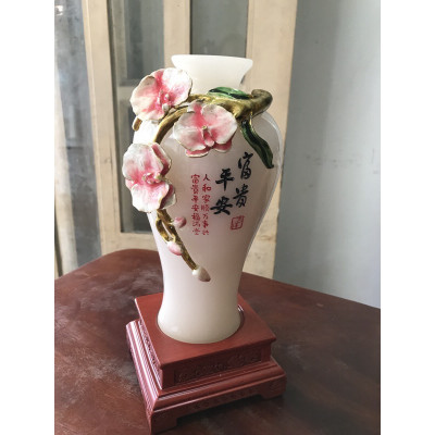 Chiếc Bình Hoa PHÚ QUÝ TRẮNG TINH TRẠM CÀNH HOA ĐÀO ĐẦY BÔNG QUÁ ĐẸP SIZE VỪA CAO 28CM X ĐK 12CM ĐẾ GỖ TRƯNG TRONG NHÀ CÔNG TY BIỂU TƯỢNG CHO SỰ BÌNH AN GIÀU SANG PHÚ QUÝ HỢP MỆNH KIM MỆNH THỦY ạ