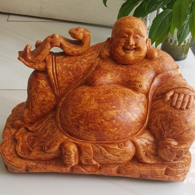 Tượng Di Lặc Gỗ Ngồi Cầm Như ý Bao tiền Kích thước Ngang 40cm x Cao 29cm x Sâu 22cm Anh Chị trưng phòng khách nhà công ty may mắn ạ