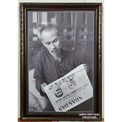 Ảnh gốc in dầu bác Hồ ngồi đọc báo