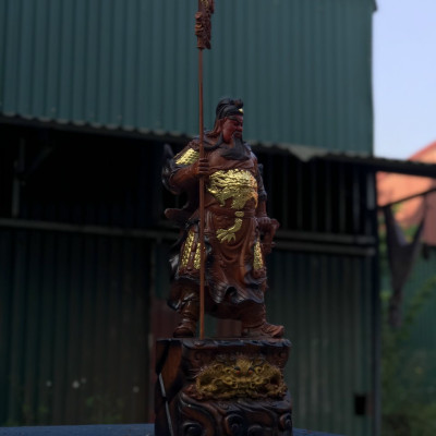 Tượng quan công cầm đao trấn ải bằng gỗ hương đa tô làm mầu giả cổ kt cao 60×25×15cm