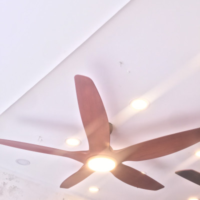 Quạt trần có đèn trang trí, màu gỗ sang trọng, động cơ ĐC tiết kiệm điện, có điều khiển từ xa và hẹn giờ