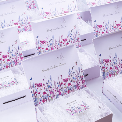 Set quà tặng cao cấp gồm 2 chai Sữa tắm trắng da cánh hoa hồng Damask và Kem ủ trắng vỏ bồ đào Weilaiya - Gói hộp quà sang trọng