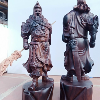 Tượng quan công cầm đao trấn ải bằng gỗ trắc đỏ đen kt cao 30×9×10cm