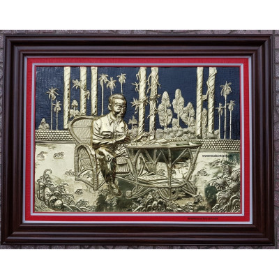 TRANH ĐỒNG VÀNG LIỀN TẤM,  BÁC HỒ NGỒI LÀM VIỆC TRONG VƯỜN HOA PHỦ CHỦ TỊCH