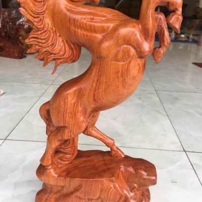 Tượng con ngựa phong thủy bằng gỗ hương kt cao 30×17×8cm
