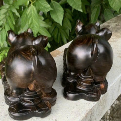 Tượng con heo ( lợn ) phong thủy cầu tài lộc bằng gỗ mun hoa kt 20cm 