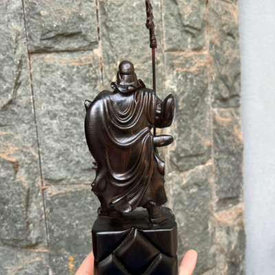 Tượng quan công trấn ải đứng trên đầu hổ phù bằng gỗ mun hoa kt cao 20cm