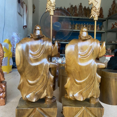 Tượng quan công cầm đao trấn ải bằng gỗ bách xanh thơm nức cực đẹp sắc nét  kt cao 40cm