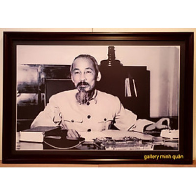 Ảnh gốc đen trắng Bác Hồ ngồi làm việc 