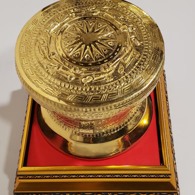 TRỐNG ĐỒNG VÀNG - ĐÔNG SƠN có chân đế bày bàn kích thước mặt trống 11cm