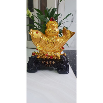 Tượng Cá Chép Phong Thuỷ Vàng to cưỡi Hủ Vàng to Châu Đỏ đỏ May Mắn Tài Lộc trên lưng đế gỗ có 2 cá chép nhỏ ở dưới Cao 36cm x Ngang 24cm x Sâu 15cm mệnh Kim mệnh Thổ mệnh Thuỷ Trưng phòng khách nhà, công ty, quà biếu tặng ý nghĩa ạ