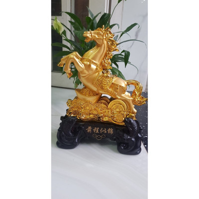 Tượng Ngựa Phong Thuỷ Vàng Đứng Thỏi Xiền Vàng To Đầy Vàng ở dưới 2 Con Cá Chép Ngồi Vẫy đuôi đế gỗ Size cao 36cm x Ngang 27cm x Sâu 15cm Biểu Tượng Mã Đáo Thành Công Tiền Tài Lộc vào Đầy Túi Trưng Phòng Khách Nhà, công ty , quà tặng ý nghĩa ạ
