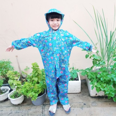 Quần áo mưa trẻ em từ 6 - 8 tuổi họa tiết hoạt hình , xinh xắn  , vải dù chống thấm , có túi đựng dễ thương , giao màu ngẫu nhiên