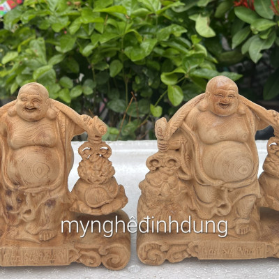 Tượng phật di lặc gánh nư  vàng bằng gỗ ngọc am thơm nức kt 15×15×6cm 