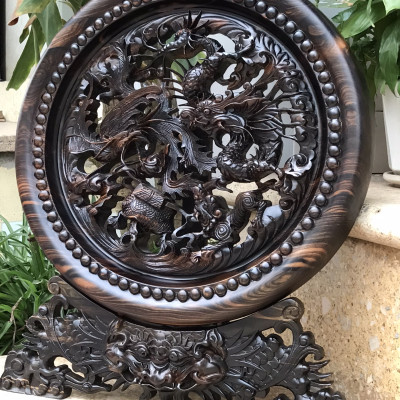 Đĩa trang trí phong thủy trạm khắc tứ linh bằng gỗ mun hoa cực đẹp kt mặt tròn 40×3,5cm +kệ chân đế cao tổng 48cm