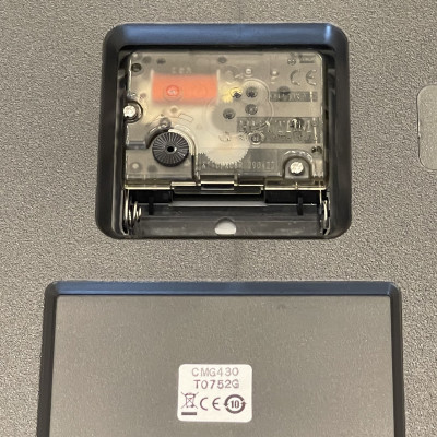 Đồng hồ treo tường Nhật Bản Rhythm CMG430NR19 Kt 50.0 x 4.5cm, 1.87kg. Vỏ nhựa. Dùng Pin.