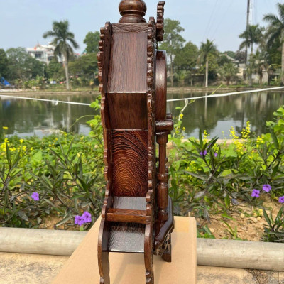 Đồng hồ quả lắc để bàn tân cổ điển bằng gỗ mun đuôi công kt cao 70×45×15cm và đế cao 15×52×29cm